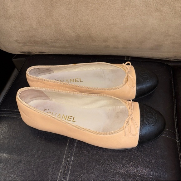 Chanel Flats 36 Lambskin Two Tone Black Captoe Beige Body VEUC Leather Bottom - Picture 10 of 12